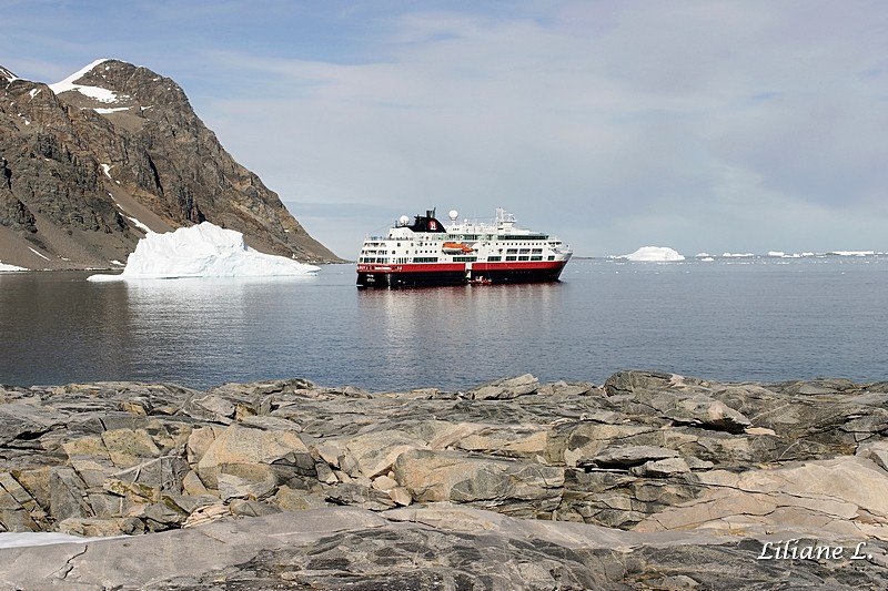 le Fram au mouillage à Stonington Island